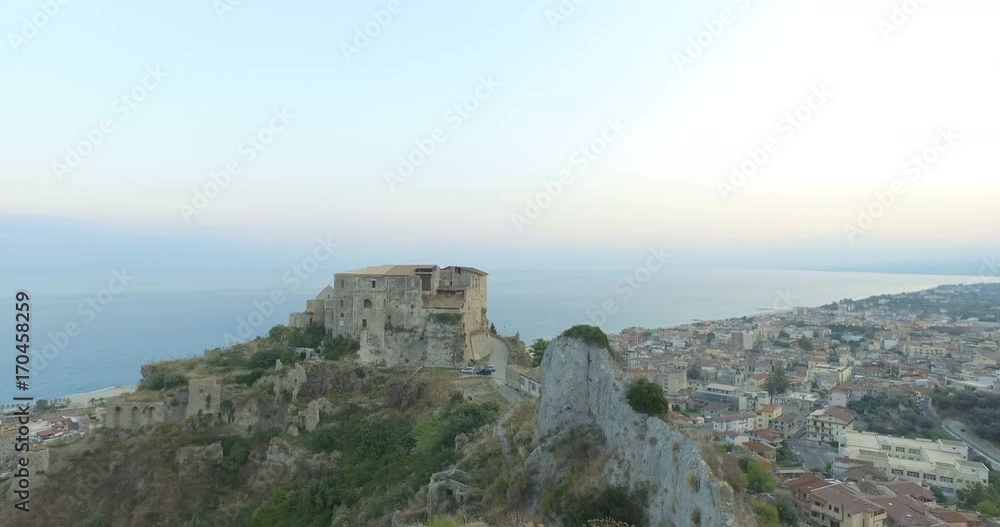 Antico castello medievale di Roccella Jonica in Calabria Antico castello medievale di Roccella Jonica in Calabria