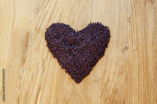 Картината върху платно Chocolate love - love heart chocoholic background design.