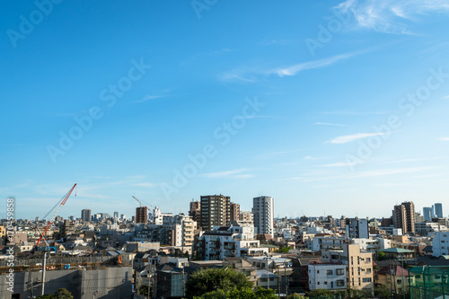 青空と東京郊外の都市風景１