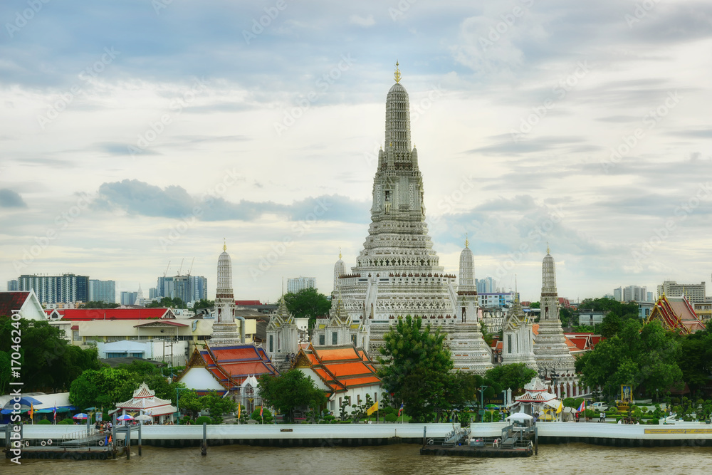 Naklejka premium Bangkok, Tajlandia - 25 sierpnia 2017: Świątynia Świtu lub Wat Arun po renowacji. Znajduje się po zachodniej stronie rzeki Chao Praya
