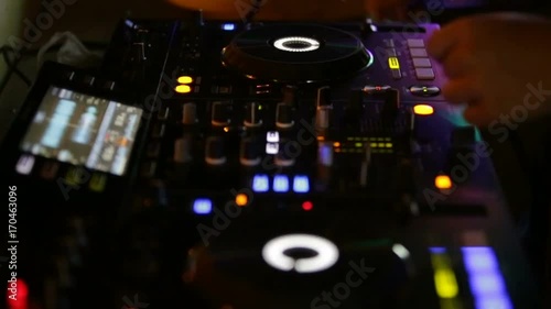 Wallpaper Mural Discoteca notturna con persone che ballano, dj consolle e cocktail Torontodigital.ca