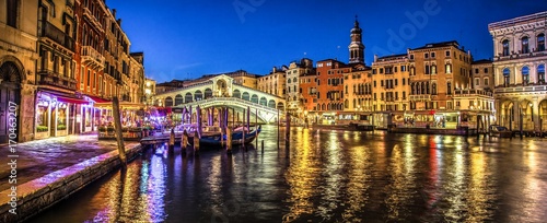 Fototapeta Włochy piękno, późny wieczór widok sławny kanałowy most Rialto w Wenecja, Venezia