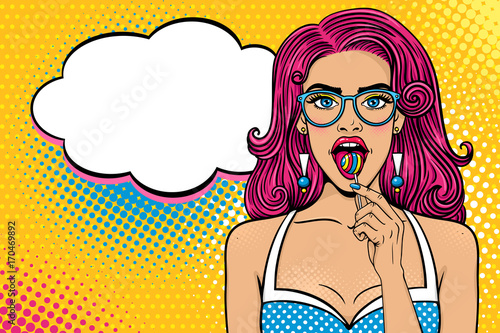 Wow kobieca twarz. Seksowna dziewczyna w okularach z długimi różowymi włosami otwartymi ustami jasny lizak w ręku i dymek. Kolorowe tło wektor w retro komiks stylu pop-art. Plakat sklepu ze słodyczami.