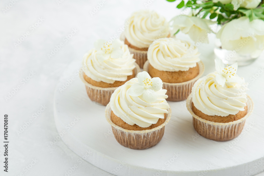 vanilla cupcakes with cream cheese frosting vanilla cupcakes with cream cheese frosting