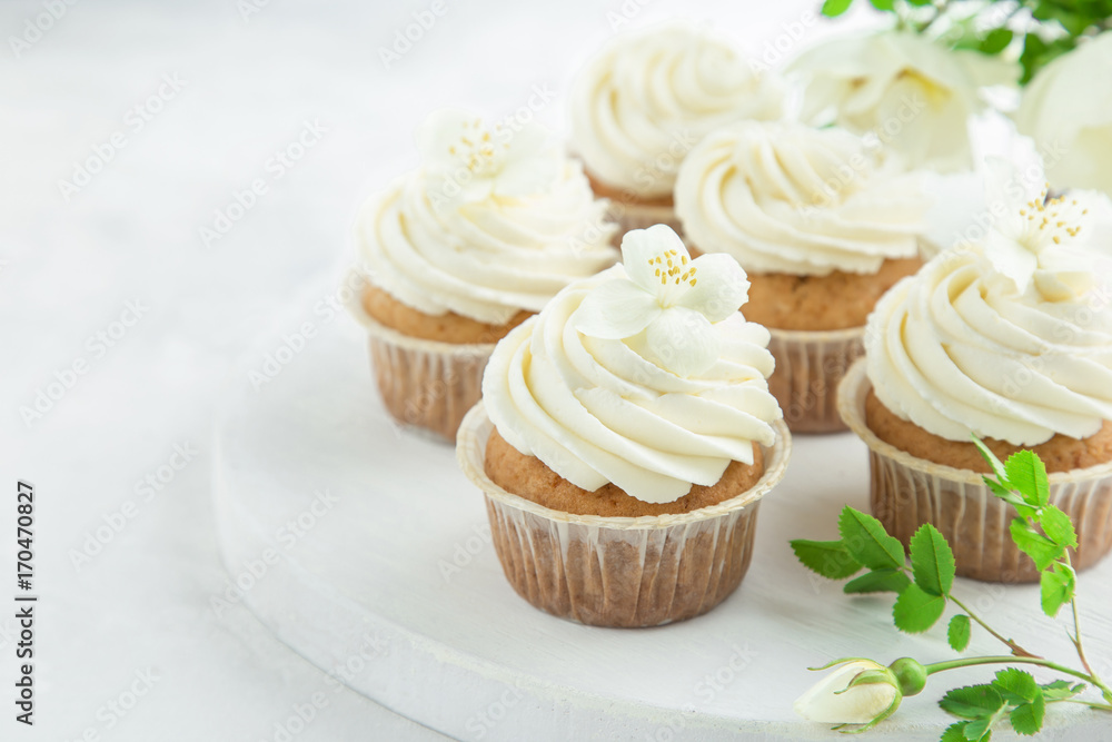 vanilla cupcakes with cream cheese frosting