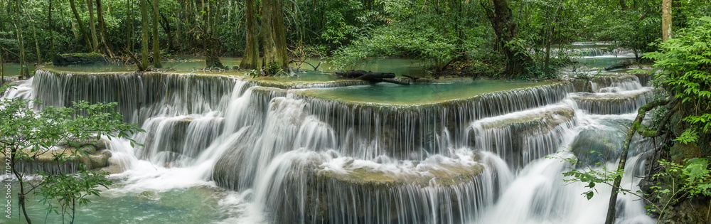 Naklejka premium Huai Mae Khamin Waterfall (szóste piętro), tropikalny las deszczowy w Srinakarin Dam, Kanchanaburi, Thailand.Huai Mae Khamin Waterfall jest najpiękniejszym wodospadem w Tajlandii. Niewidzialna Tajlandia
