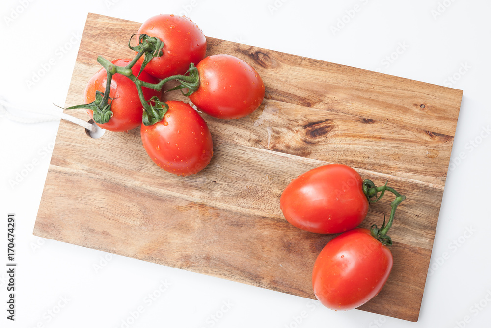 tomates pera sobre tabla de cortar tomates pera sobre tabla de cortar