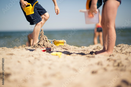 Fototapeta Naklejka Na Ścianę i Meble -  Kinder spielen im Sand