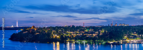 Photography En vacker sommarkväll över Lidingös Högudden och Brevik med Djurgården i bakgrun