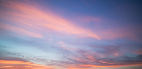 Fototapete Sonnenuntergang Wunderschöner pastellfarbener bewölkter Sonnenuntergang  © AARTI