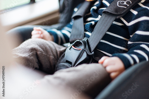 Kind in einem Autositz mit Gurt