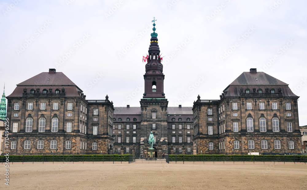 Obraz premium Christianborg palace front view in Copenhagen, Denmark