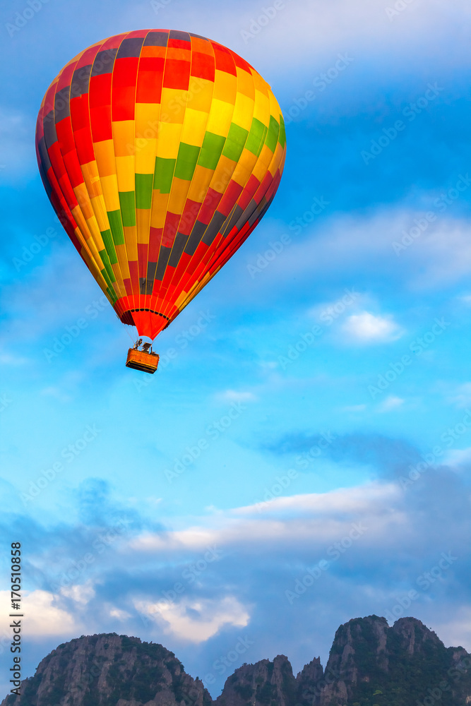 Naklejka premium Colorful hot air balloon is flying of nature and blue sky background
