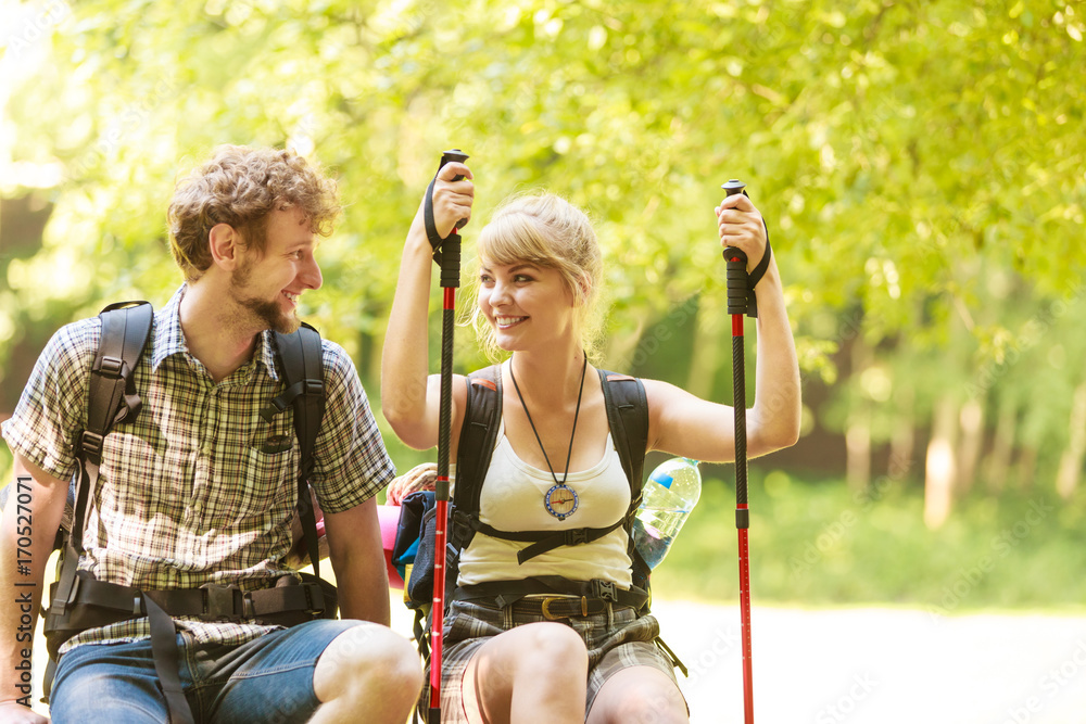 Obraz premium Hiking couple backpackers resting on forest trail