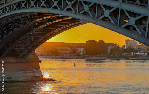 Brücke über den Rhein in Mainz im Sonnenaufgang © parallel_dream