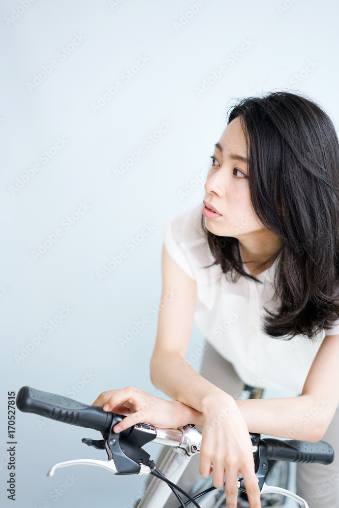 自転車に乗る女性 自転車に乗る女性
