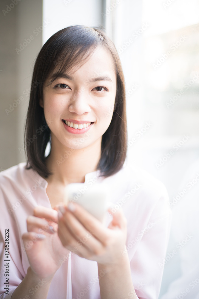スマートフォンを使う女性 スマートフォンを使う女性