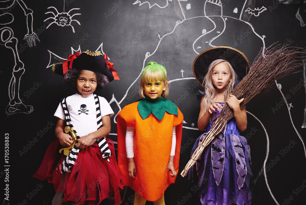 Obraz premium Happy friends wearing halloween costumes