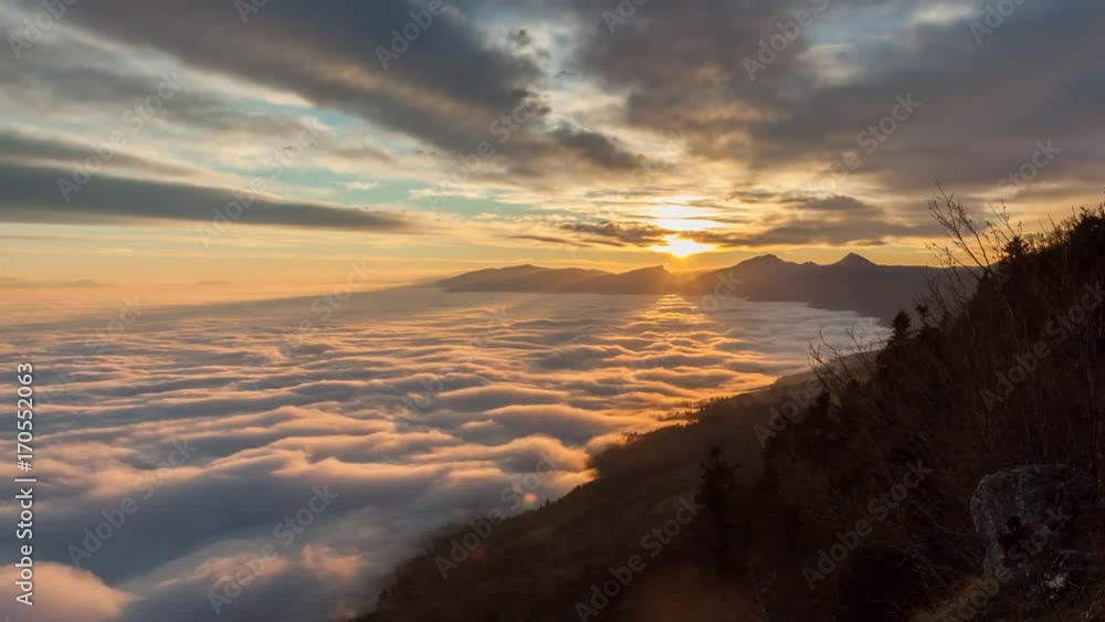Timelapse de la mer de brouillard pendant le coucher de soleil sur le Jura. Timelapse de la mer de brouillard pendant le coucher de soleil sur le Jura.