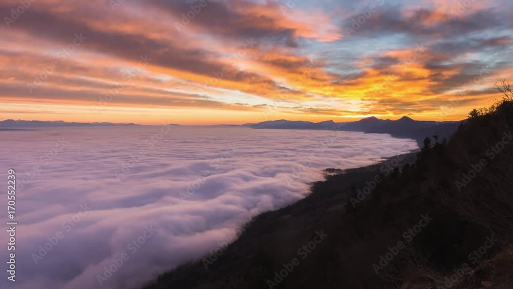 Timelapse de la mer de brouillard pendant le coucher de soleil sur le Jura. Timelapse de la mer de brouillard pendant le coucher de soleil sur le Jura.