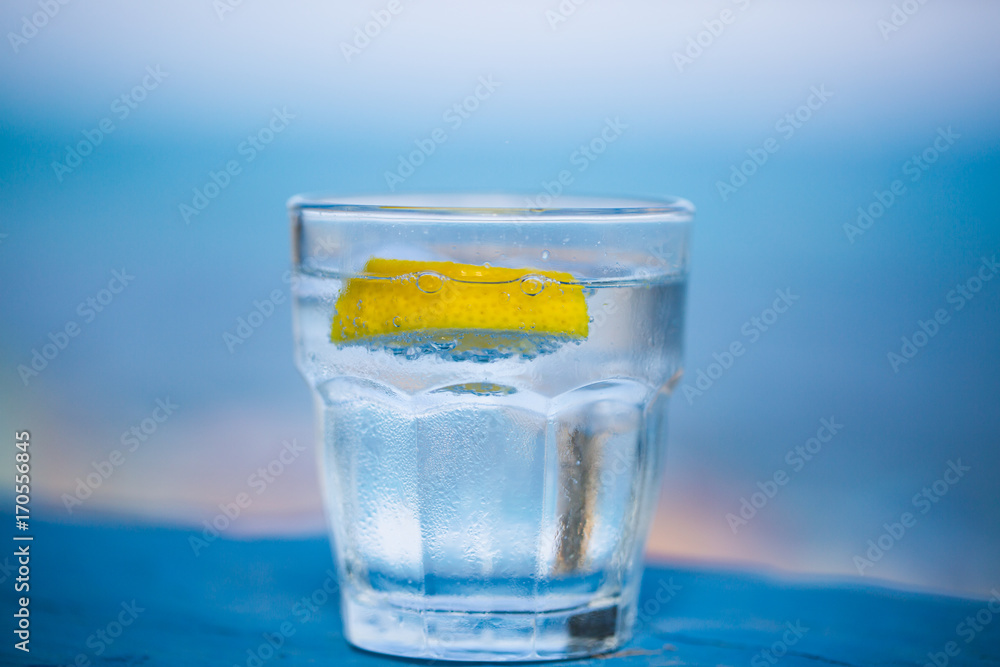 Wasserglas , blauer Hintergrund Wasserglas , blauer Hintergrund