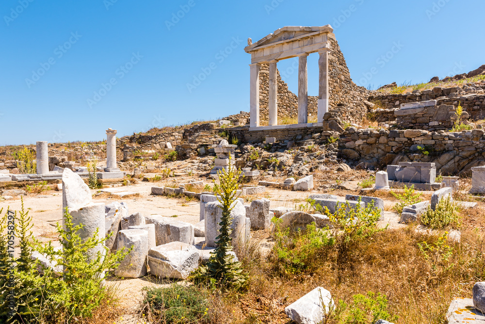 Fototapeta premium Świątynia Izydy w miejscu archeologicznym wyspy Delos, Cyklady, Grecja.