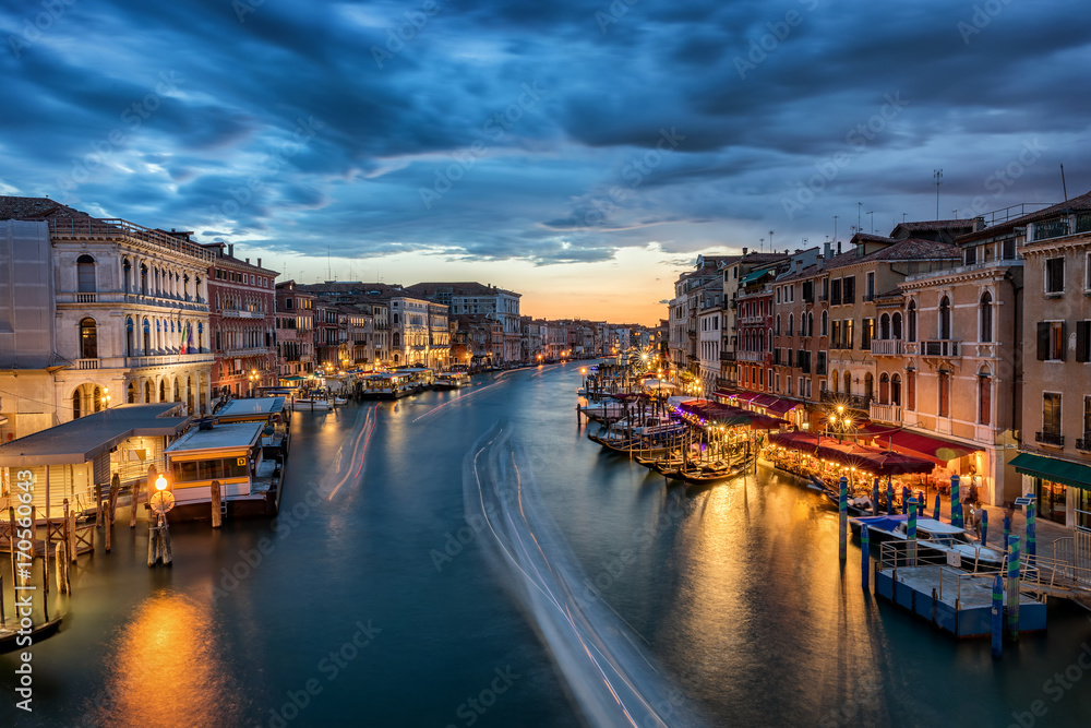 Der Canale Grande in Venedig nach Sonnenuntergang, Italien