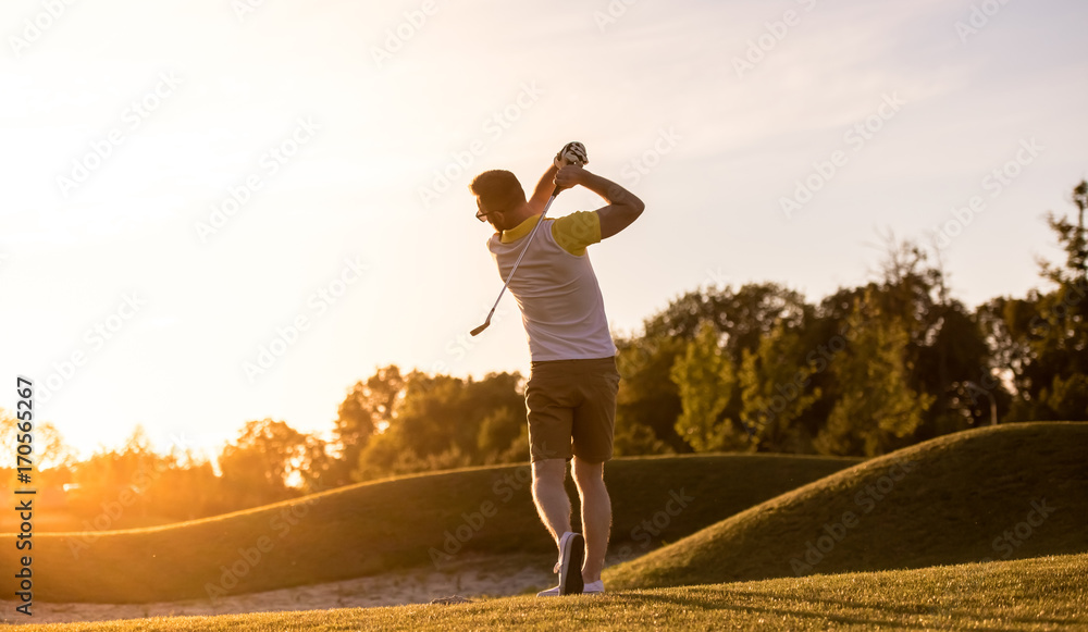 Fototapeta premium Guy playing golf