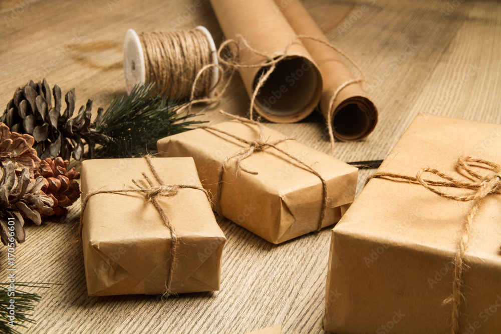 Preparación paquetes envueltos para regalos para Navidad. Vista de frente  Stock Photo | Adobe Stock