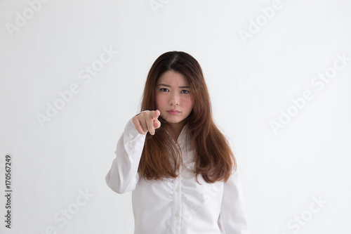 Wallpaper Mural 白シャツの女性・白バック Torontodigital.ca