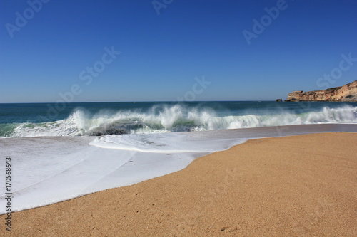 Wellen am Strand in Portugal