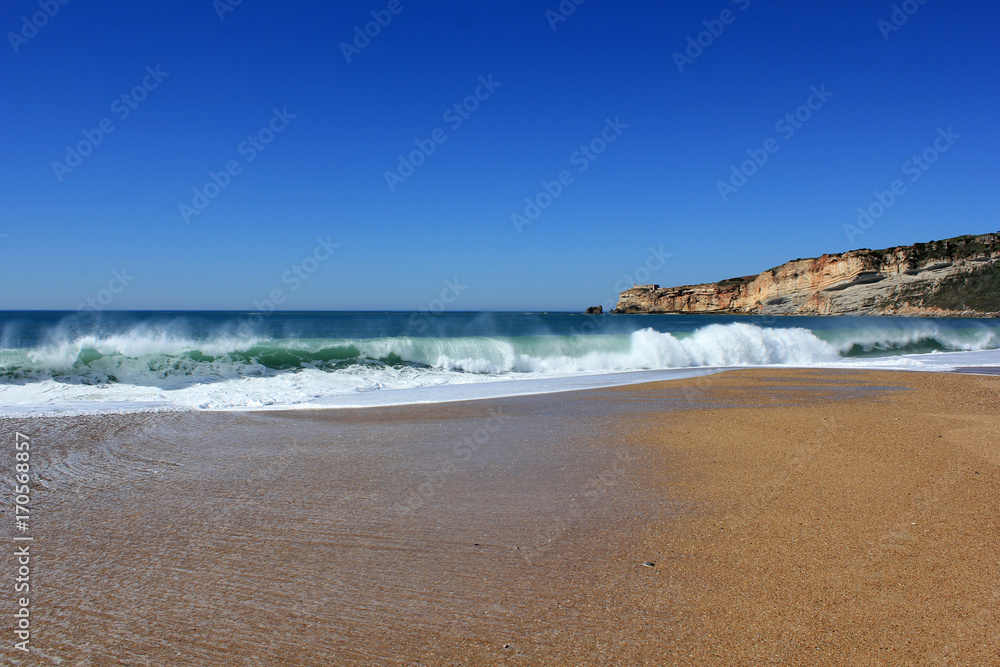 Wellen am Strand von Nazare