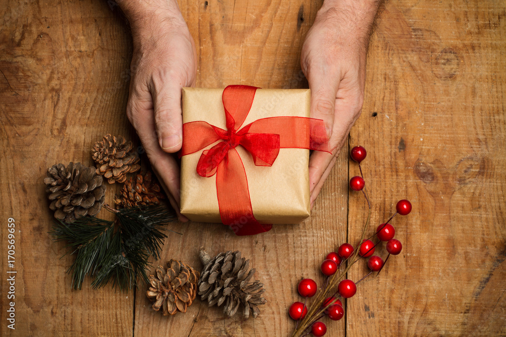 Manos de Hombre con regalo de Navidad Manos de Hombre con regalo de Navidad