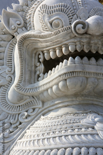 Sculpture d'un lion en marbre, gardien du temple. Temple de marbre. Wat Benchama Bophit. 1899. Bangkok.  photo