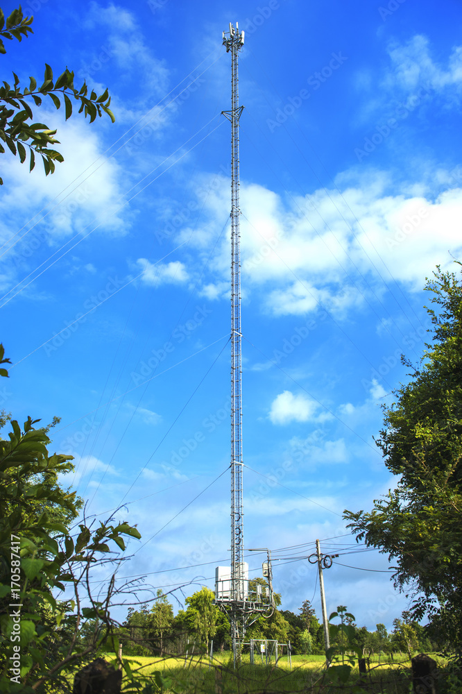 Obraz premium Telecommunication tower against the blue sky