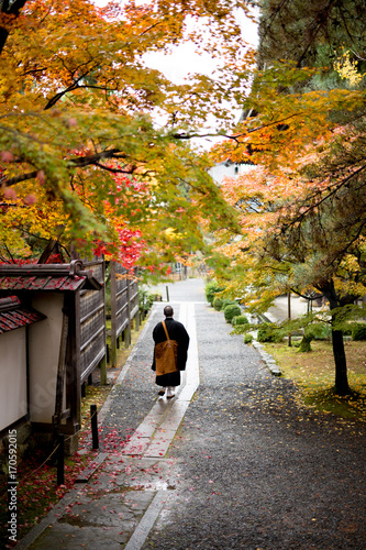 和尚と紅葉
