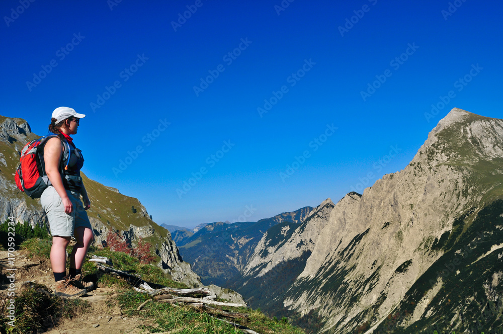 Junge Frau beim wandern auf dem Mahnkopf mit Blick ins Laliderertal im Karwendelgebirge