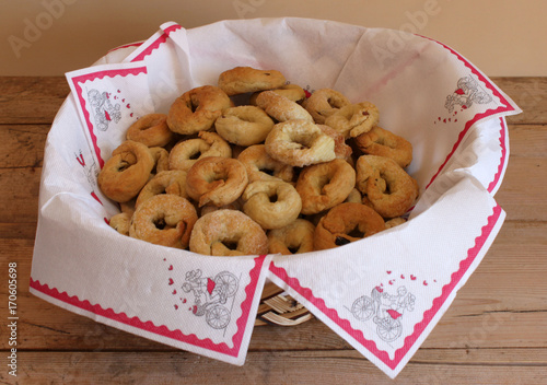 canestro con taralli abruzzesi