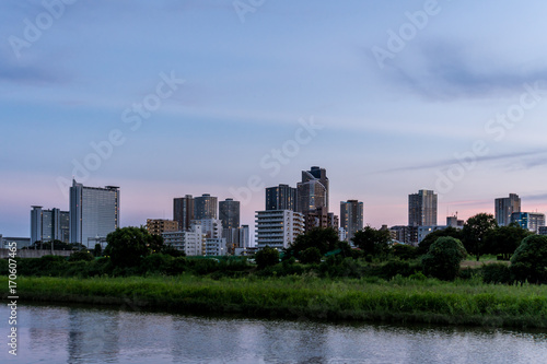 夕暮れ時の多摩川と武蔵小杉の都市風景２