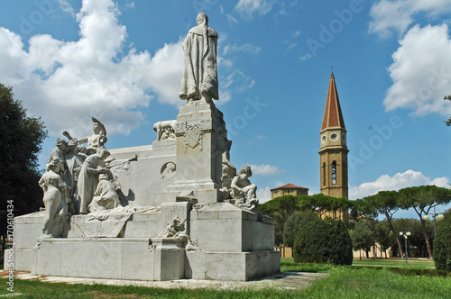 Arezzo, il monumento di Petrarca e la Cattedrale dei Santi Pietro e Donato photo