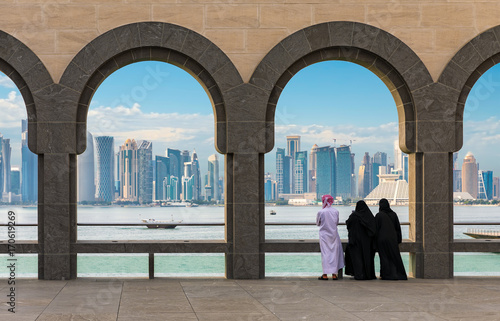 Photography Qataris betrachten die Skyline von Doha, Katar