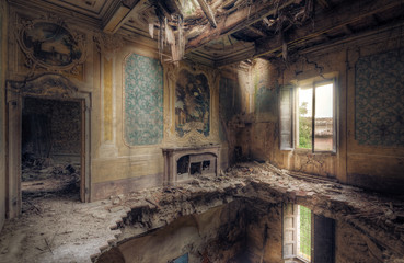 Wandcirkels Oude verlaten gebouwen Verlaten villa met gebroken vloer  © Perry