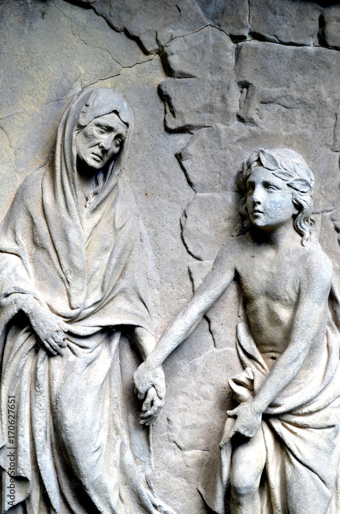 Alte und junge Frau auf Grabstein
