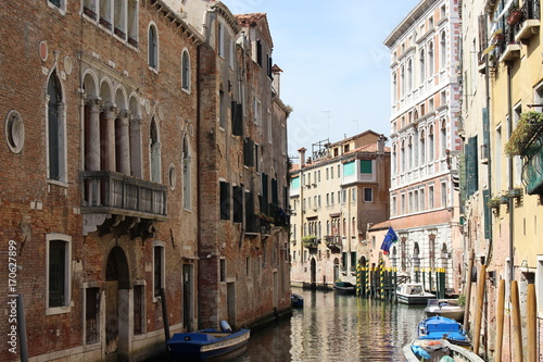 ヴェネツィア　街並み/運河と迷路のような路地が入り組んで作られている人口の島がヴェネツィアです。車が入ることができず、主要な交通手段は船になります。水に浮かぶ街はとても美しく、特に夕日の落ちる時刻の美しさは格別です。  © kunami