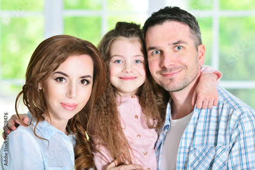 Wallpaper Mural little girl hugging parents Torontodigital.ca