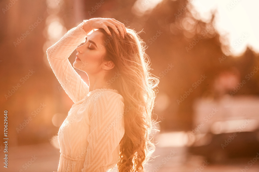 Fototapeta premium Młoda piękna kobieta enjoing letni dzień na zewnątrz. Koncepcja lifestile. Młodzież i wolność.