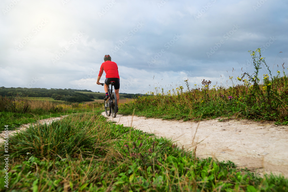 homme roulant en vtt dans la campgne en automne homme roulant en vtt dans la campgne en automne