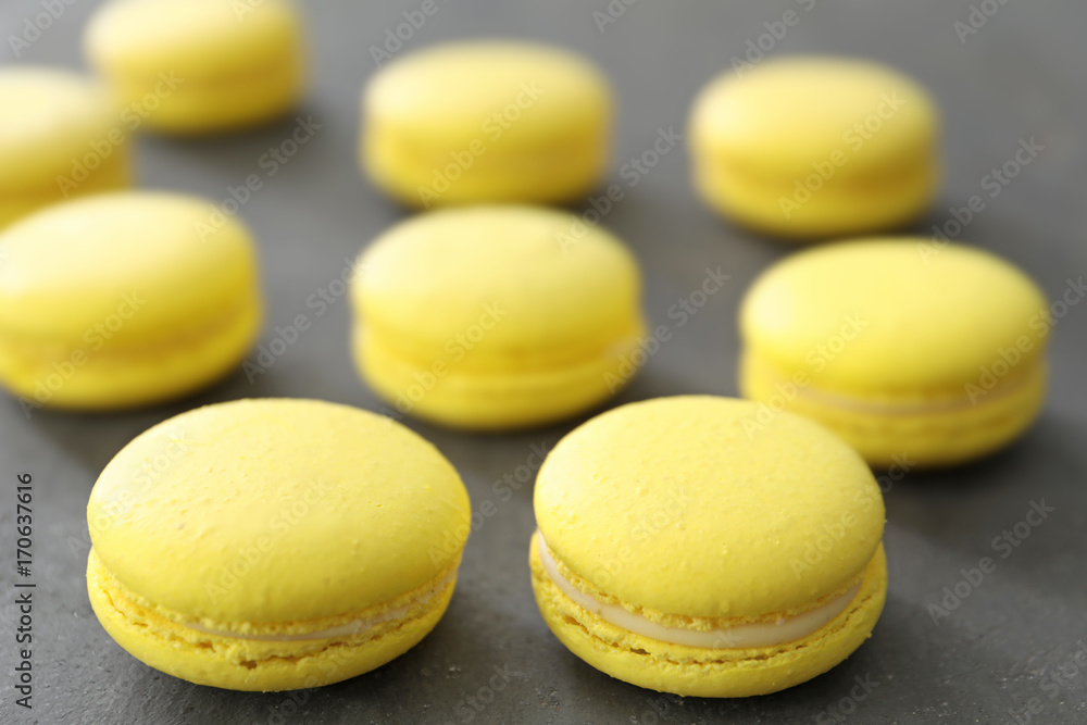 Obraz premium Tasty homemade lemon macarons on table