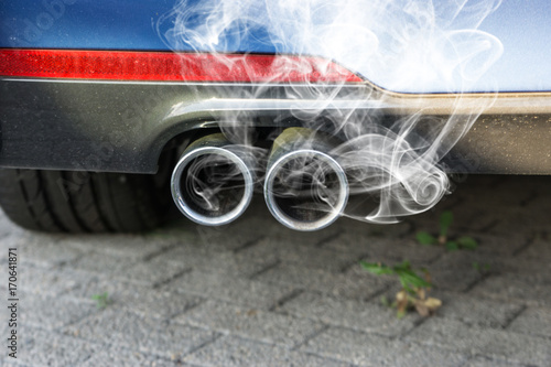 auspuff eines autos