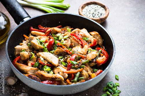 Foto Chicken stir fry with   vegetables.